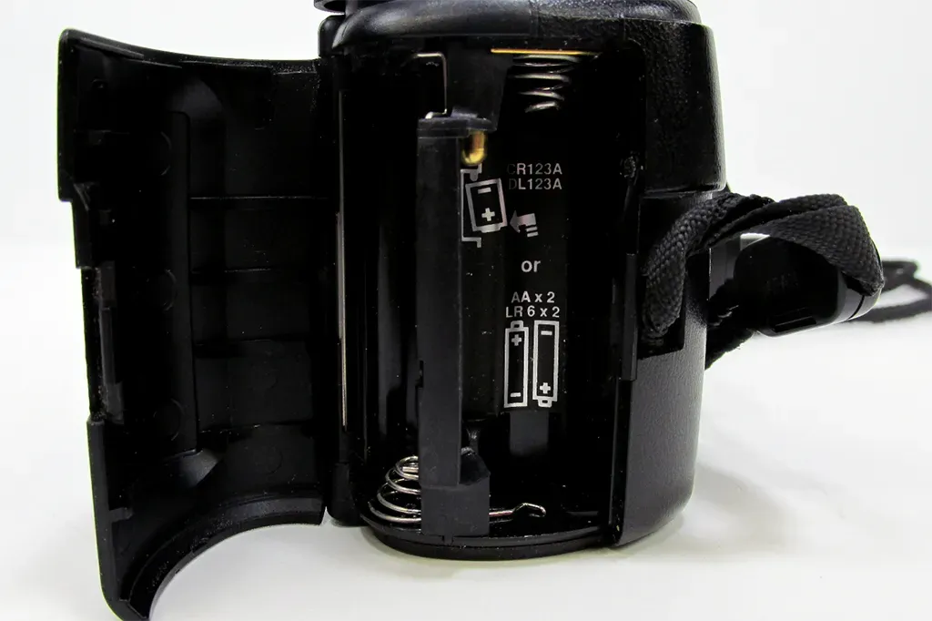 Olympus Superzoom 760 battery compartment