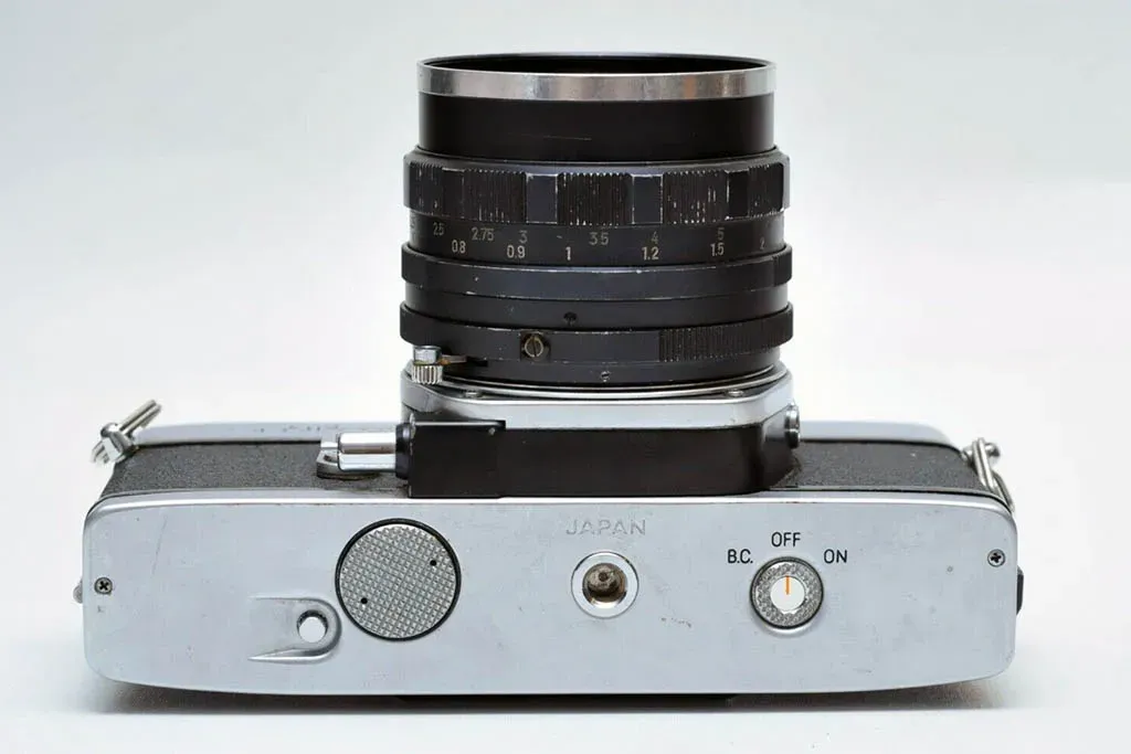 Minolta SRT 201 bottom view