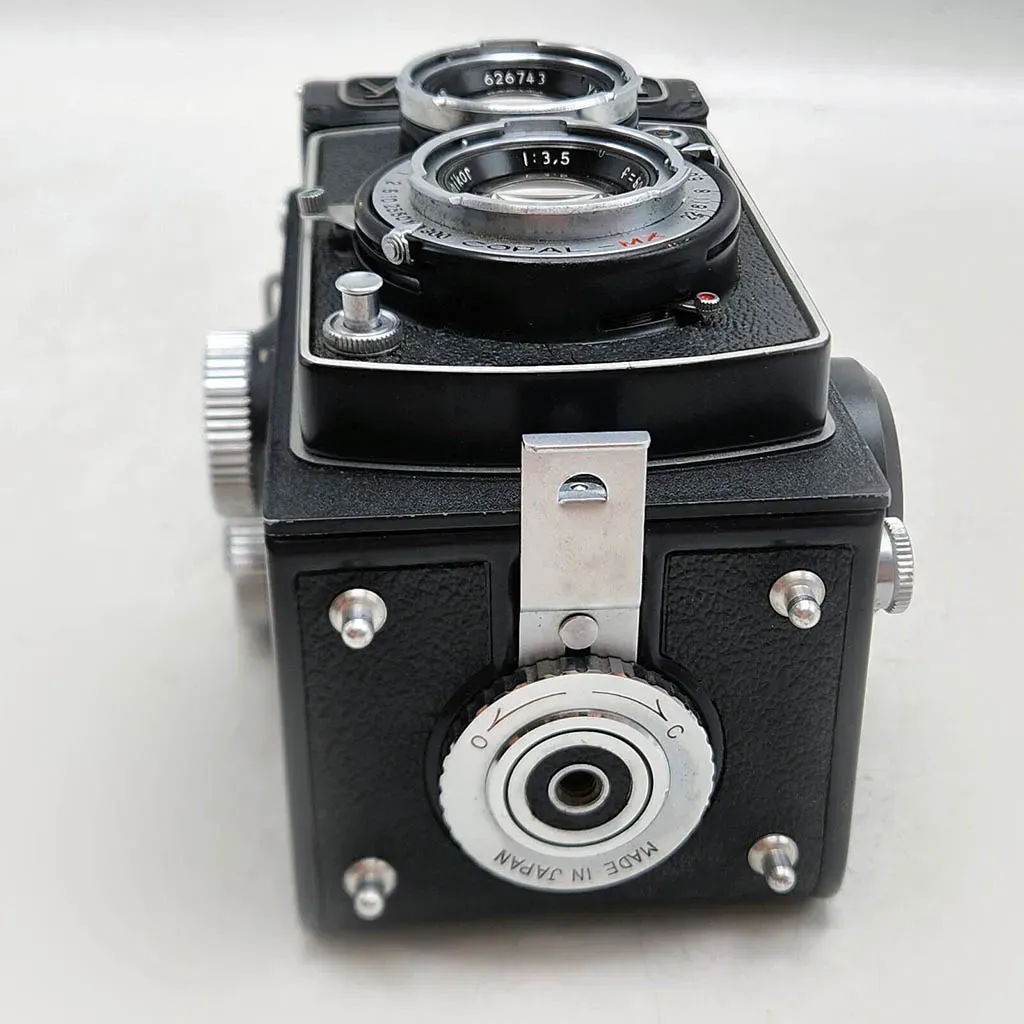 Yashica LM bottom