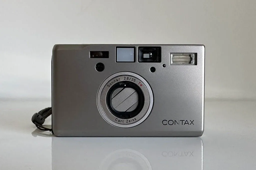 Front view, cover closed, contax t3